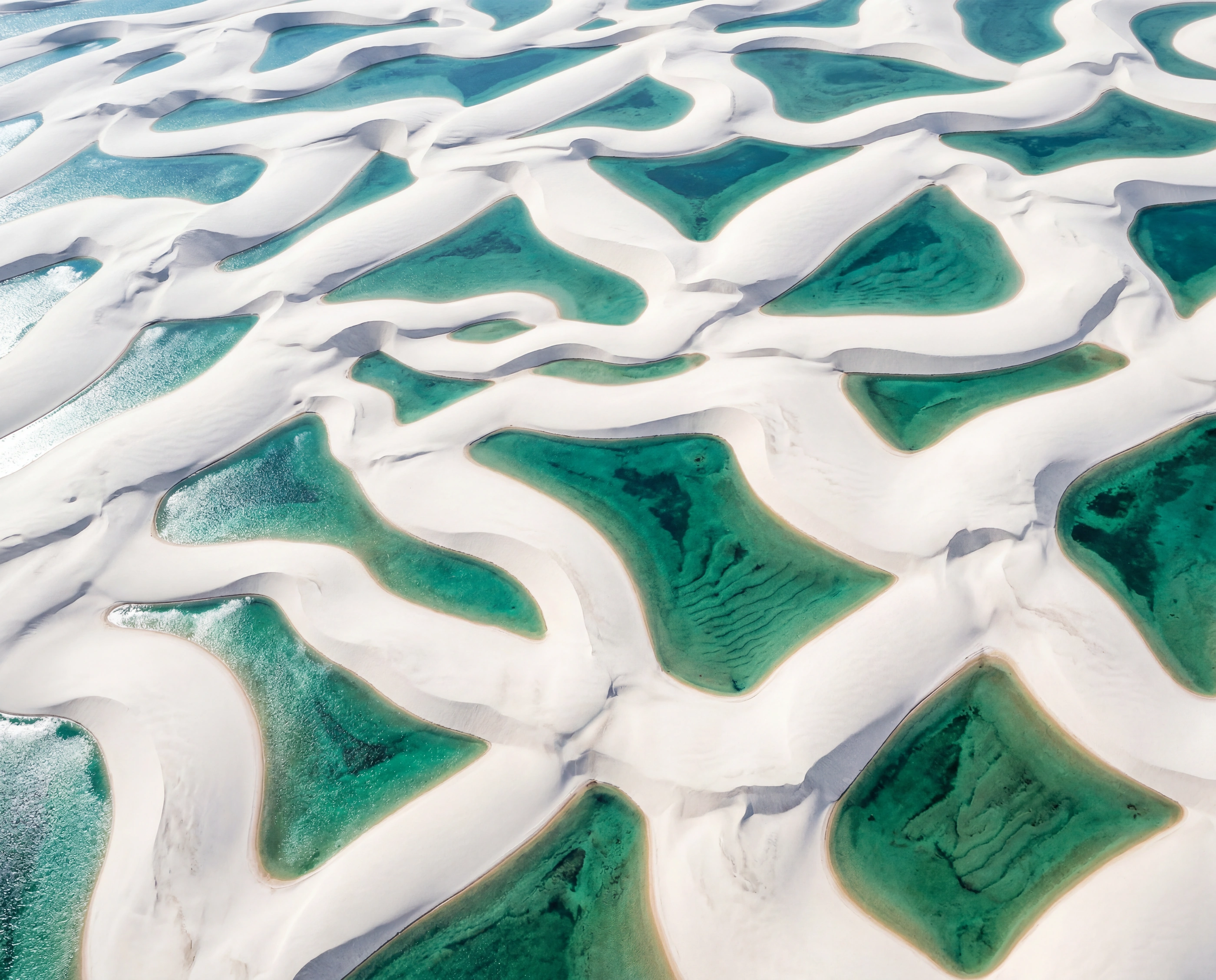 Vista aérea das dunas brancas e lagoas turquesa dos Lençóis Maranhenses