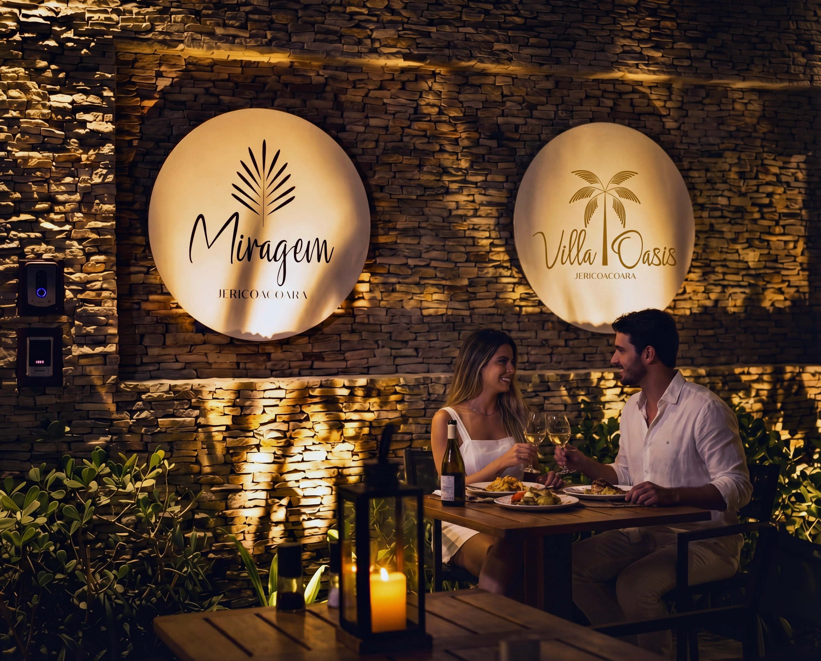 Jantar servido na areia no restaurante Miragem, com luzes suspensas e quentes.