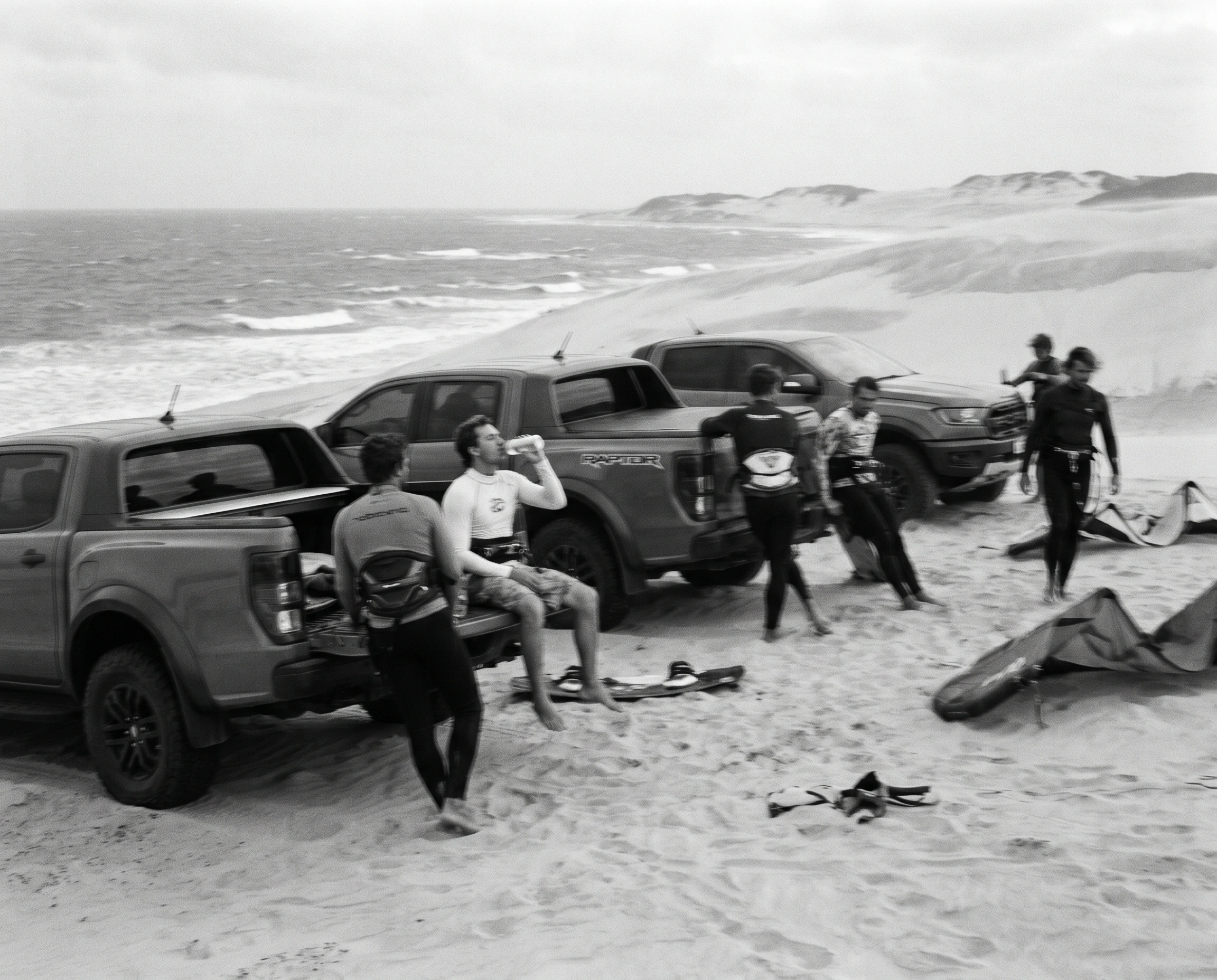 Fotografia em preto e branco do cotidiano de Jericoacoara.